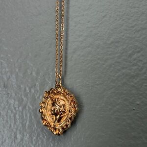 Vintage Disney Snow White In Mirror Necklace Gold Tone 1994 Avon Kids Style